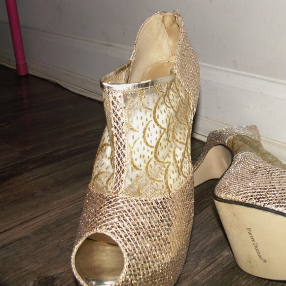 A Women glamorous, gold-toned platform stiletto high heels. - Picture 3 of 6